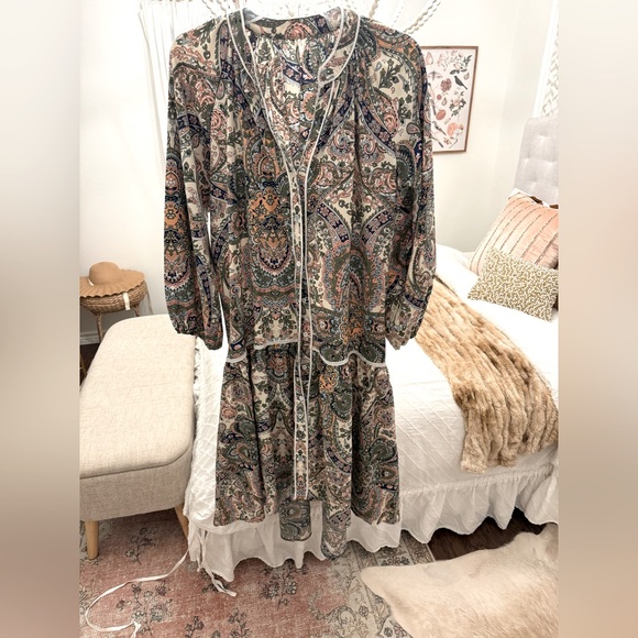Dresses & Skirts - Paisley print hi/lo midi dress with white lace detail